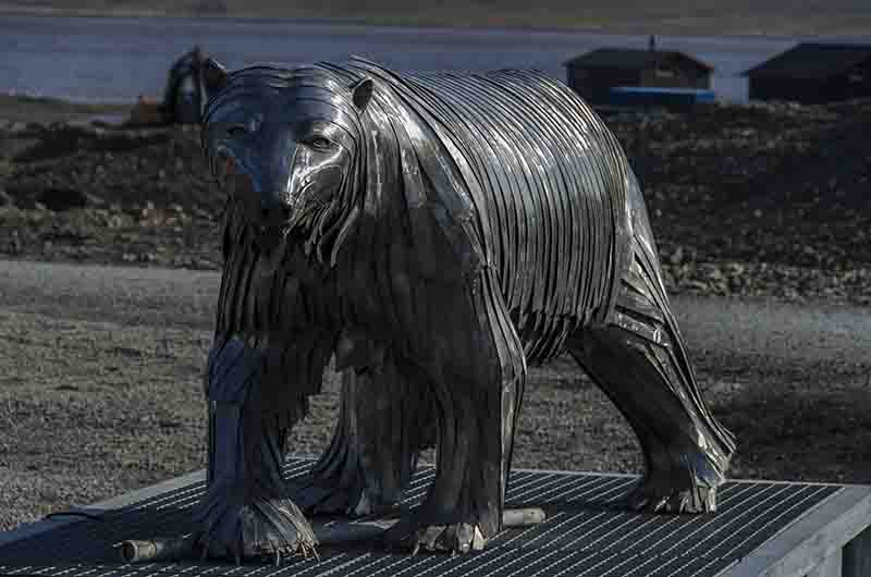 12 - Noruega - islas Svalbard - isla de Spitsbergen - Longyearbyen - escultura Oso Polar